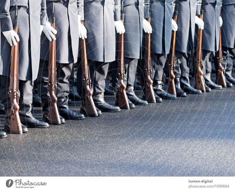 Soldaten des Wachregiments der Bundeswehr Beruf Straße Mantel Stiefel Zusammensein Krieg Deutschland Armee Brigade bundeswehr deutsch diagonal exerzieren Gewehr