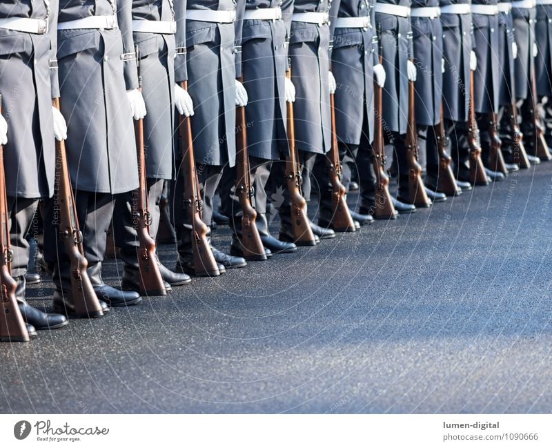 Soldaten des Wachregiments der Bundeswehr Straße Mantel Stiefel Zusammensein Krieg Deutschland Armee Brigade bundeswehr deutsch diagonal exerzieren Gewehr