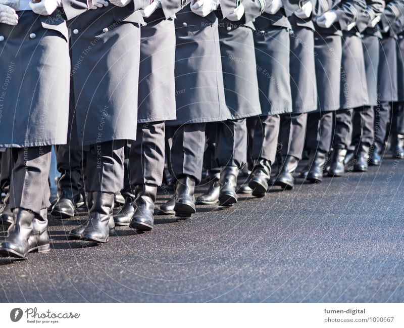 Soldaten des Wachregiments der Bundeswehr Straße Mantel Stiefel Zusammensein Krieg Deutschland Armee Brigade bundeswehr deutsch diagonal exerzieren Gewehr