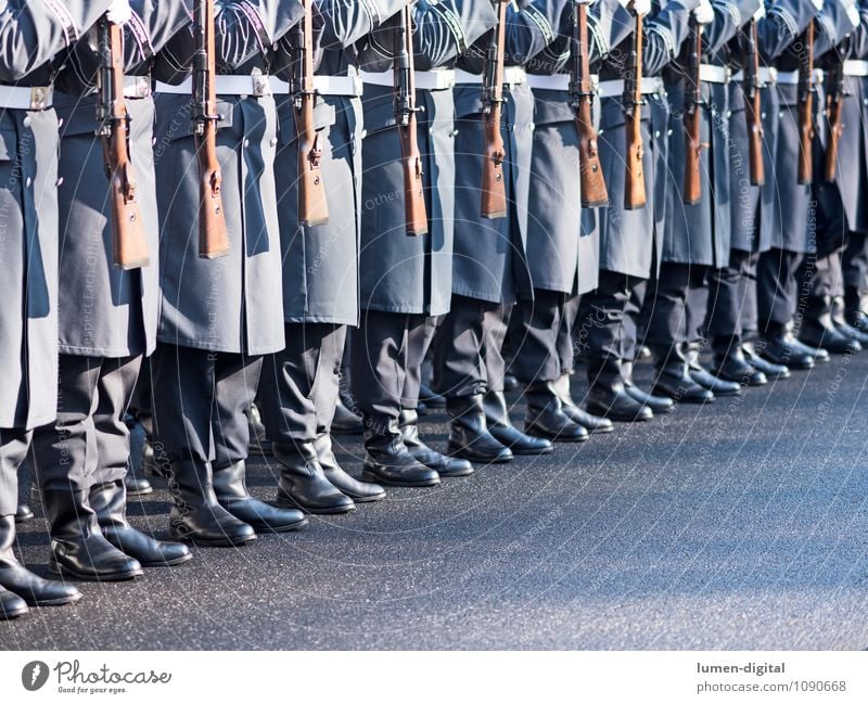 Soldaten des Wachregiments der Bundeswehr Straße Mantel Stiefel Zusammensein Krieg Deutschland Armee Brigade bundeswehr deutsch diagonal exerzieren Gewehr