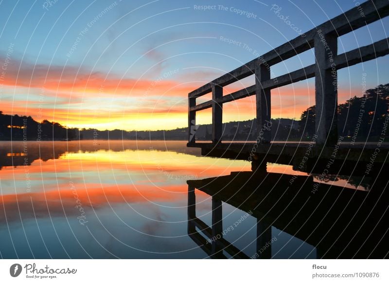 See vollkommen ruhig und reflektierende Sonne und Pier schön Erholung Ferien & Urlaub & Reisen Tourismus Sommer Strand Meer Spiegel Natur Landschaft Himmel