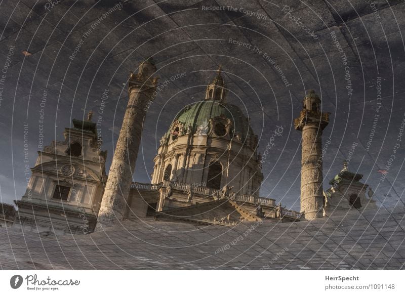 Charlie dans l'eau Wien Stadtzentrum Altstadt Kirche Sehenswürdigkeit Karlskirche ästhetisch außergewöhnlich historisch braun grau Wasser Barock Kuppeldach