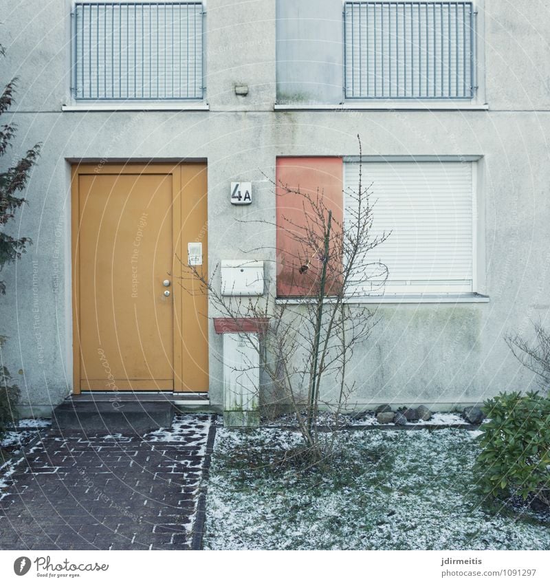 4a Dorf Kleinstadt Stadt Haus Einfamilienhaus Bauwerk Gebäude Architektur Reihenhaus Fenster Fensterladen Rollladen Tür eingengstür Eingang Eingangstür