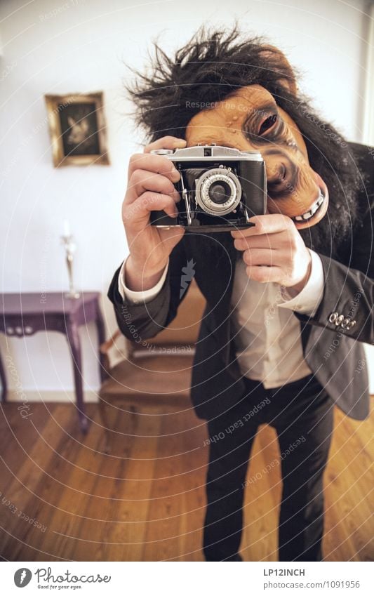 SELFIE AFFEN. II Wohnung Halloween Mensch maskulin Mann Erwachsene Körper 1 Mode Anzug gruselig retro verrückt Freude Fröhlichkeit bizarr Surrealismus