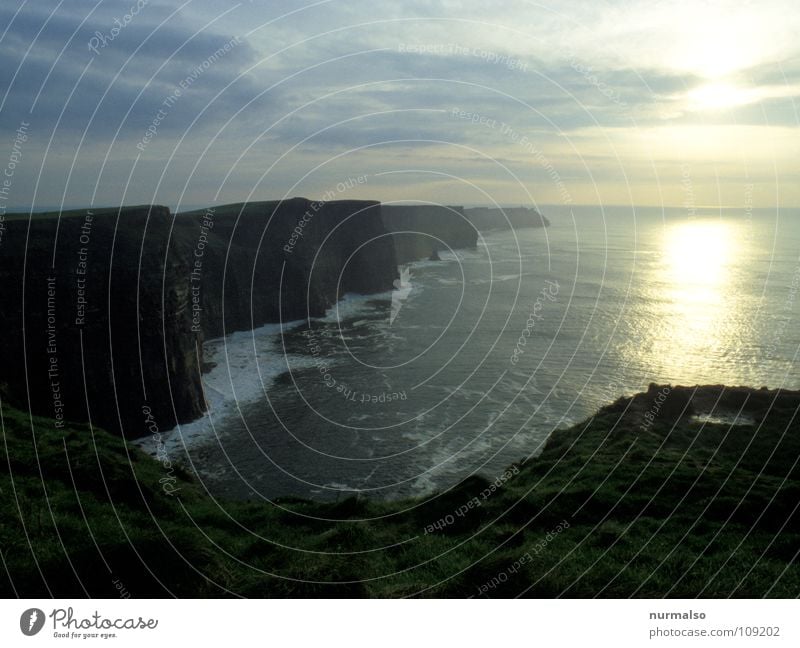 ein genialer Ort Klippe Meer steil tosend schwarz Cliffs of Moher Ereignisse beeindruckend Fernweh Stolz Dublin Herbst Republik Irland Abend Sonne Stein hoch