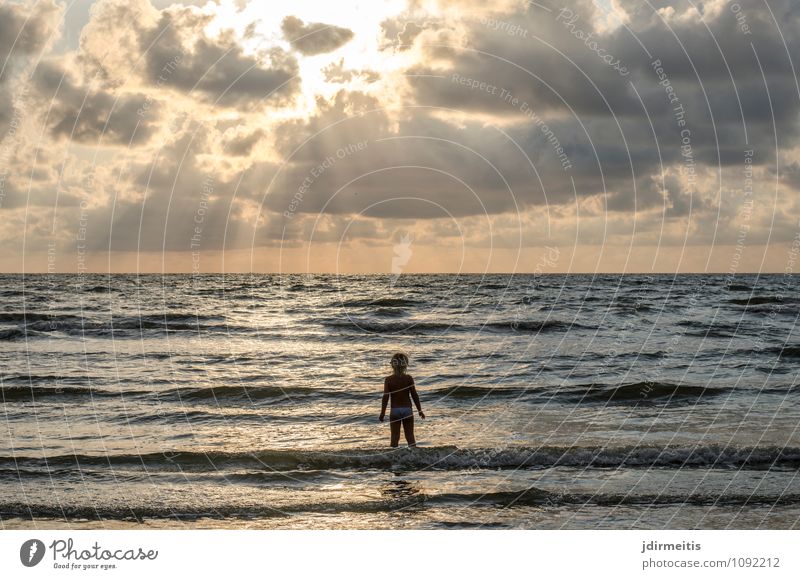 am Strand Ferien & Urlaub & Reisen Ferne Freiheit Sommer Meer Wellen Kind Mensch feminin Kleinkind Mädchen 1 3-8 Jahre Kindheit Umwelt Natur Landschaft Wasser