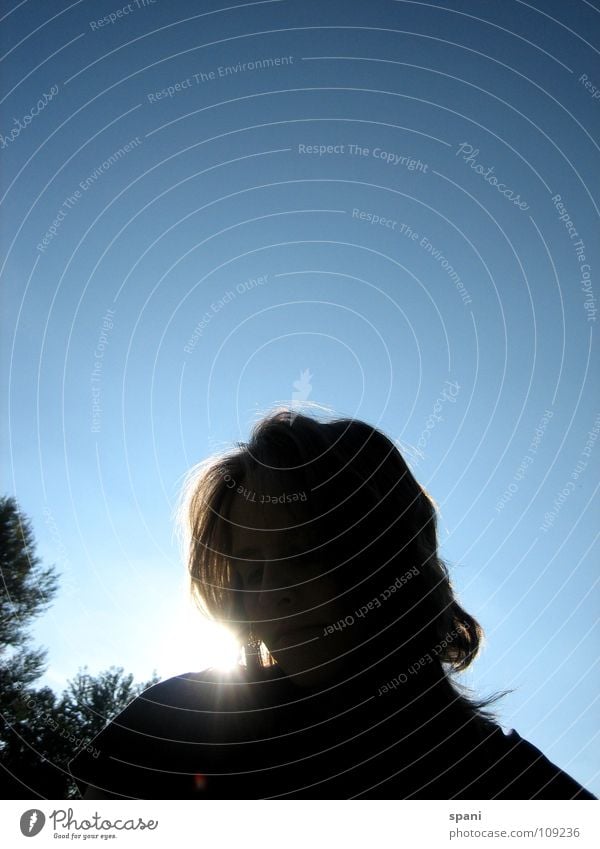 Stadtpark III Sonnenstrahlen Silhouette Frau Baum Horizont Gegenlicht Himmel Blauer Himmel Haare & Frisuren Gesicht Kopf