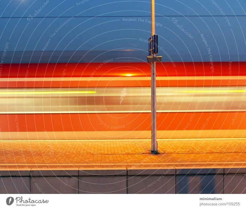 Gleis eins Eisenbahn Langzeitbelichtung Bahnsteig Köln rot Bahnhof Verkehr Exposure Bewegung blau orange