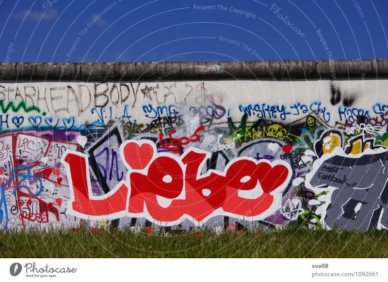 East Side Gallery Liebe Kunst Natur Stadt Zeichen Schriftzeichen Mauer Berlin Eastside Gallery Berliner Mauer Graffiti Blauer Himmel herzförmig Farbfoto