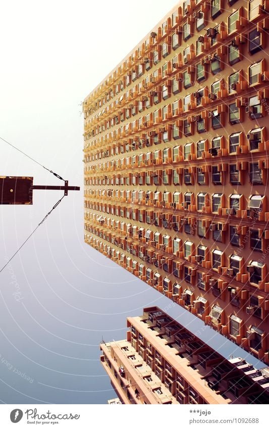 gipfelkreuz. Stadt Hochhaus Christliches Kreuz Zentralperspektive Hongkong Farbfoto Außenaufnahme abstrakt Menschenleer Tag Froschperspektive Mongkok Kowloon