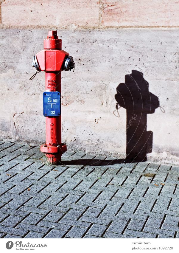 Stand by Me. Mauer Wand Hydrant Beton Metall Linie stehen eckig fest Sauberkeit blau grau rot schwarz Gefühle Schatten Platz Pflastersteine