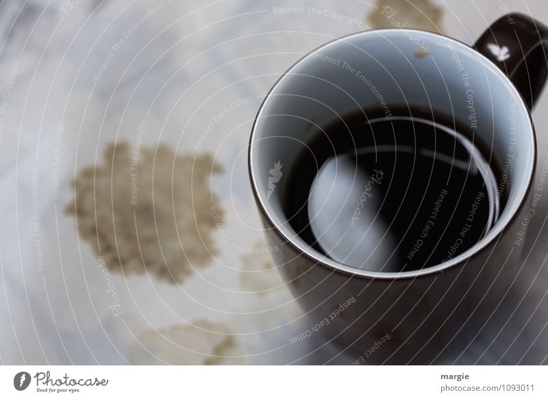 Schwarzer Kaffee mit Flecken auf der Tischdecke Lebensmittel Kaffeetasse Kaffeefleck Kaffeebecher Ernährung Frühstück Kaffeetrinken Getränk Heißgetränk Tasse