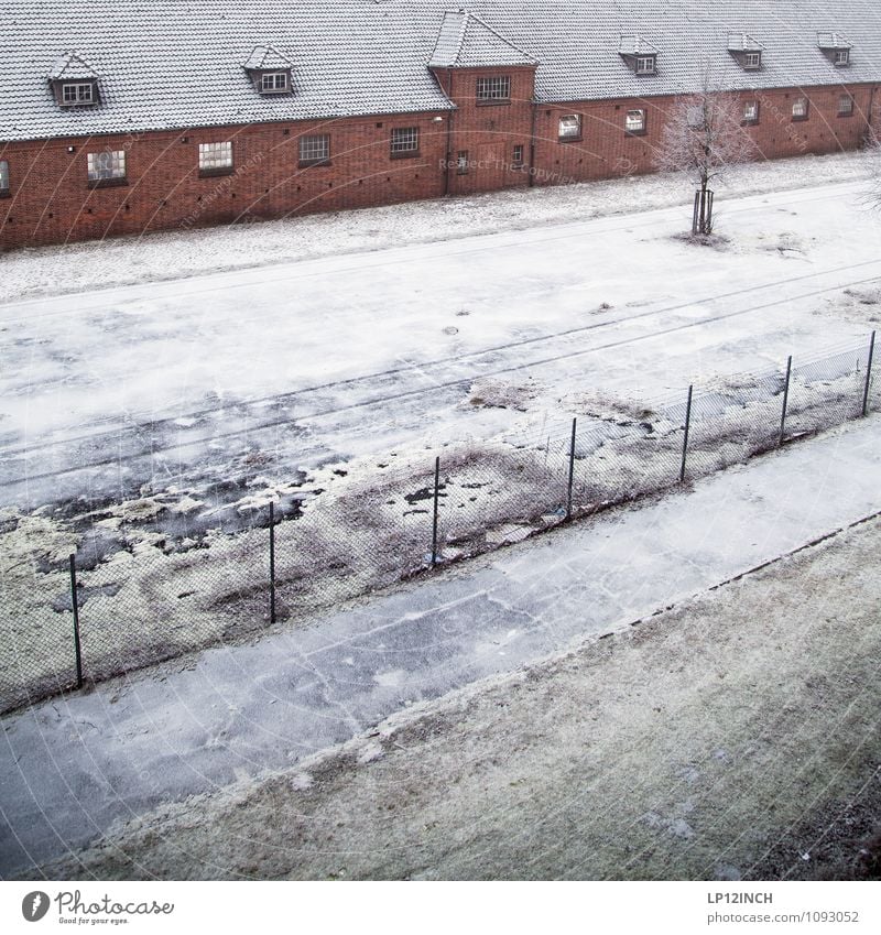 Täglich grüßt diese Aussicht. II Winter schlechtes Wetter Schnee Haus Fabrik Bauwerk Gebäude Architektur Freiheit Verfall Justizvollzugsanstalt Bundeswehr