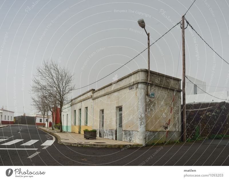 telefono Telefon Kabel Telekommunikation Dorf Stadtrand Menschenleer Haus Mauer Wand Fassade Fenster Tür Verkehrswege Straße Straßenkreuzung trist braun grau