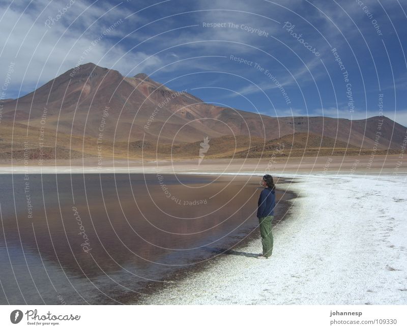 Stille Reflexion & Spiegelung See Salzsee Frau ruhig Einsamkeit Berge u. Gebirge Vulkan Blauer Himmel