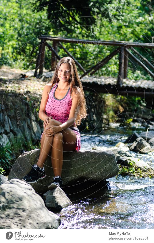 auf Felsbrocken ruhen Fitness Sport-Training Sportler Fan Joggen Mensch Junge Frau Jugendliche Erwachsene 1 18-30 Jahre Natur Wasser Sommer Klima Schönes Wetter