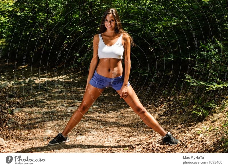 Athletin Mädchen in der Natur Sport Fitness Sport-Training Sportler Joggen Junge Frau Jugendliche Erwachsene 1 Mensch 18-30 Jahre Pflanze Urelemente Erde Sommer