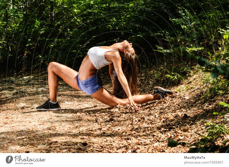 Athletin Mädchen in der Natur Sport Leichtathletik Sportler Fan Joggen Junge Frau Jugendliche Erwachsene 1 Mensch 18-30 Jahre Pflanze Erde Sonnenlicht Sommer