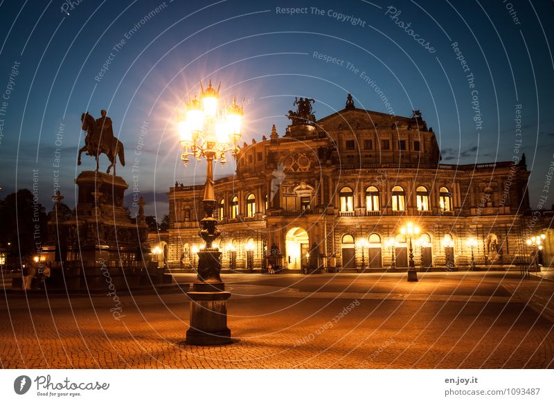 so ein Theater Ferien & Urlaub & Reisen Tourismus Ausflug Sightseeing Städtereise Beleuchtung Skulptur Opernhaus Nachthimmel Dresden Theaterplatz Stadt Platz