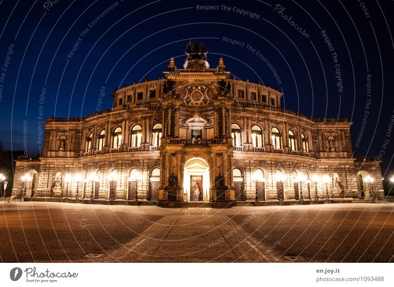 zu casual? Ferien & Urlaub & Reisen Tourismus Ausflug Sightseeing Städtereise Beleuchtungselement Theater Opernhaus Nachthimmel Dresden Theaterplatz Stadt Platz