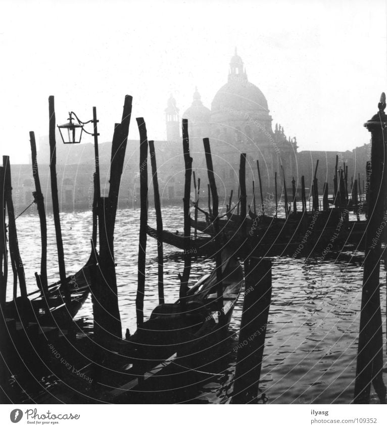 Venedig im Januar Canal Grande Nebel Lagune Italien Verkehrswege Wasser Schwarzweißfoto Kanal Gondel (Boot)