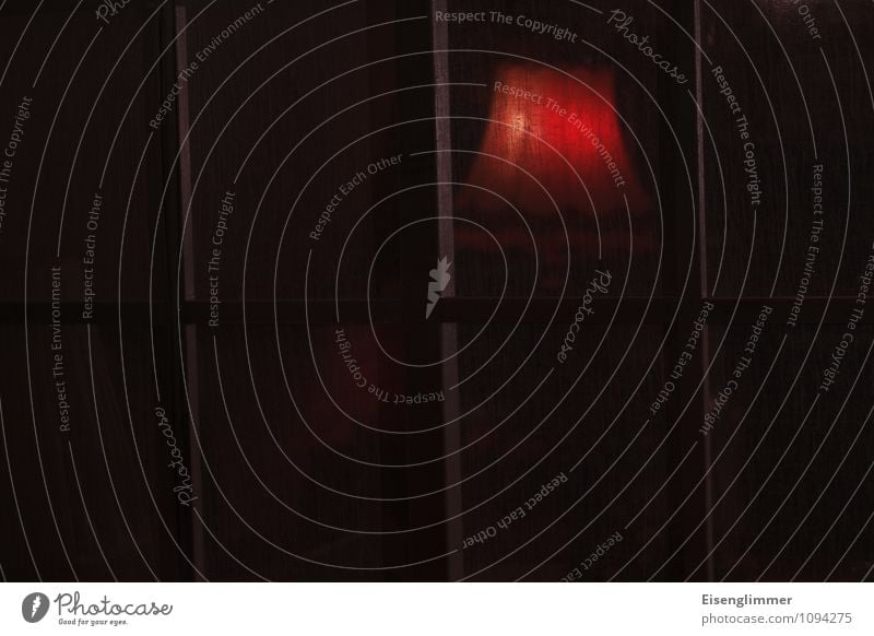 HMV-Red Light Lampenschirm Stehlampe Zimmerlampe dunkel Raum Fenster Strebe Farbfoto Gedeckte Farben Innenaufnahme abstrakt Strukturen & Formen Menschenleer