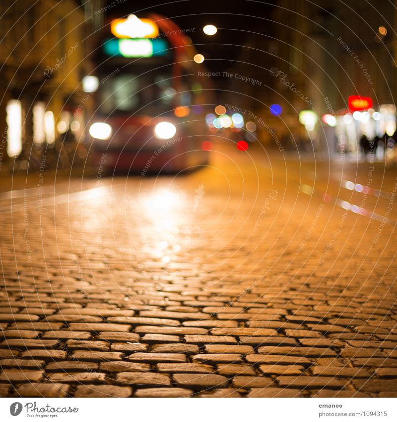 Nachtfahrt Ferien & Urlaub & Reisen Tourismus Sightseeing Städtereise Nachtleben Stadt Stadtzentrum Altstadt Fußgängerzone bevölkert Platz Bahnhof Gebäude