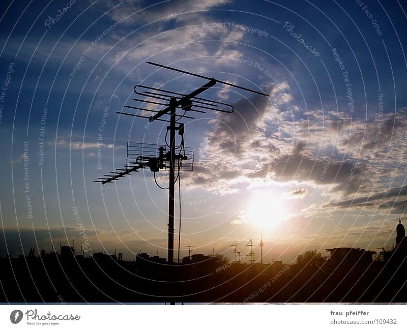 antenne Antenne Wolken Friedrichshain Dach Horizont Himmel Berlin Sonne Skyline blau Fernsehturm