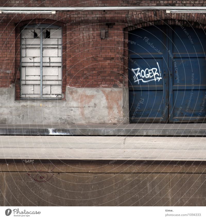 Verstanden Ruine Bahnhof Bauwerk Gebäude Architektur Mauer Wand Fenster Tür alt dreckig dunkel historisch trashig trist Stadt Schmerz Enttäuschung Einsamkeit