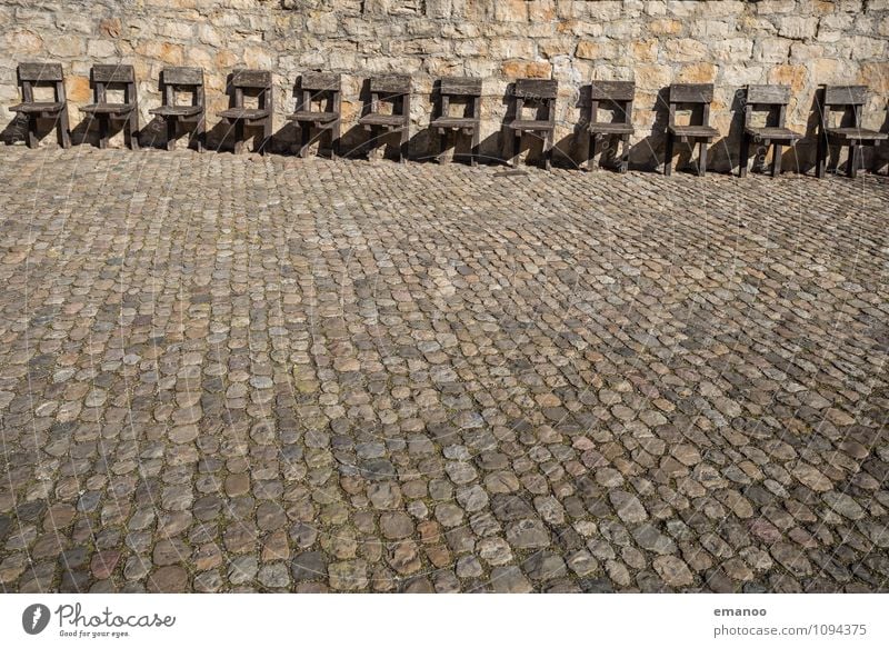 Stuhlreihe Freizeit & Hobby Tourismus Städtereise Häusliches Leben Möbel Kleinstadt Stadt Altstadt Menschenleer Burg oder Schloss Ruine Park Platz Marktplatz