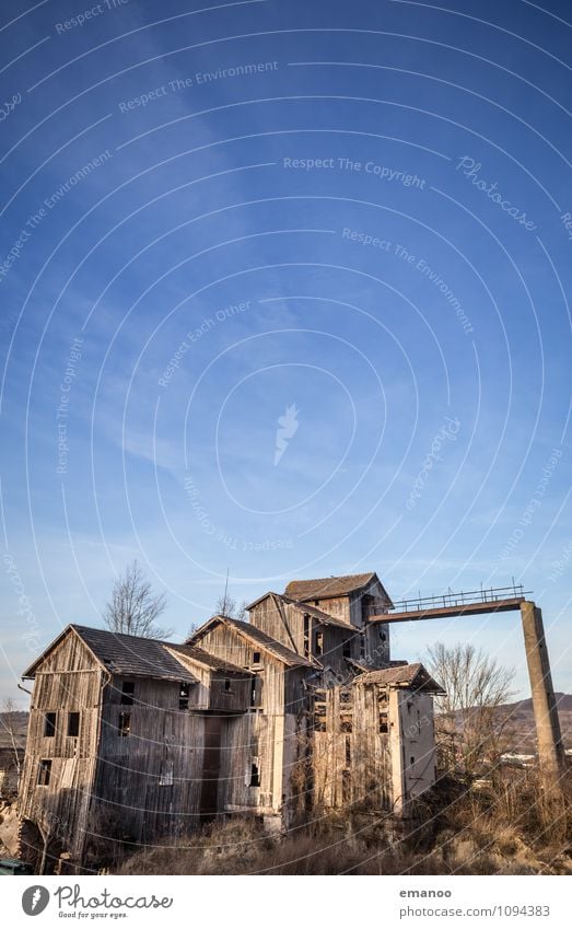 Bruchbude Haus Himmel Menschenleer Hütte Ruine Bauwerk Gebäude Architektur Fassade Dach Denkmal Stein Holz alt eckig groß gruselig kaputt retro blau Mühle