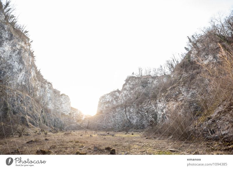 Licht in der Mauer Landschaft Pflanze Himmel Sonne Klima Wärme Dürre Gras Sträucher Felsen Berge u. Gebirge Schlucht Stein alt hell grau Loch Durchbruch