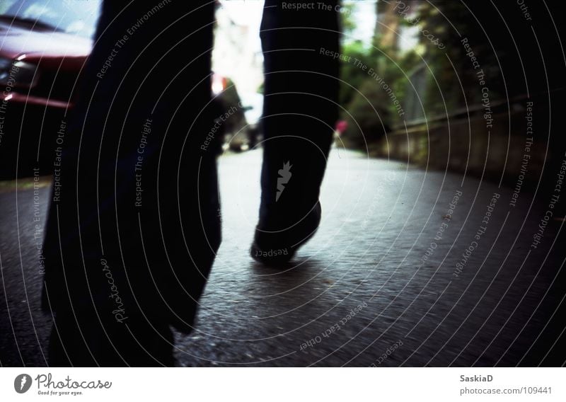 Laufschritt Schuhe Teer Stadt gehen Schuhsohle Dienstleistungsgewerbe Lomografie Verkehrswege Fuß Eile laufen Bodenbelag Straße Beine