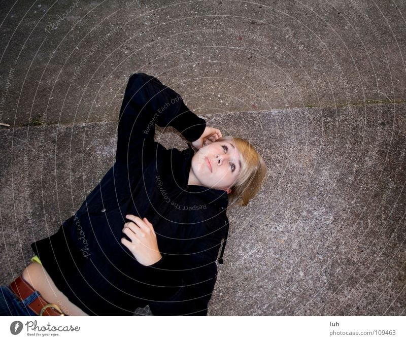 Willkommen auf dem Spielplatz blond kratzen Denken Hinterhof Mauer Gemäuer grau Beton Spielen Teer Gelächter Blick hart Erholung gammeln Hoffnung kalt