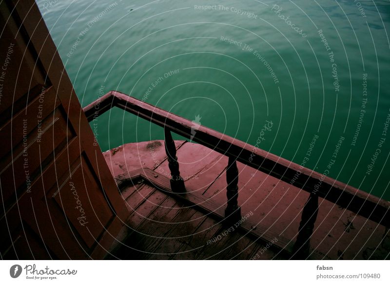 THE BAY Wasserfahrzeug Meer grün rot Schiffsbug Holz Vergänglichkeit Detailaufnahme Sommer Asien boat sea ocean Tür Lack alt Paradies