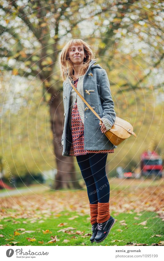 Frau, springen, Herbst.. Lifestyle Leben Freizeit & Hobby Spielen Tourismus Ausflug Abenteuer Freiheit Mensch feminin 1 Umwelt Schönes Wetter Garten Park Mode