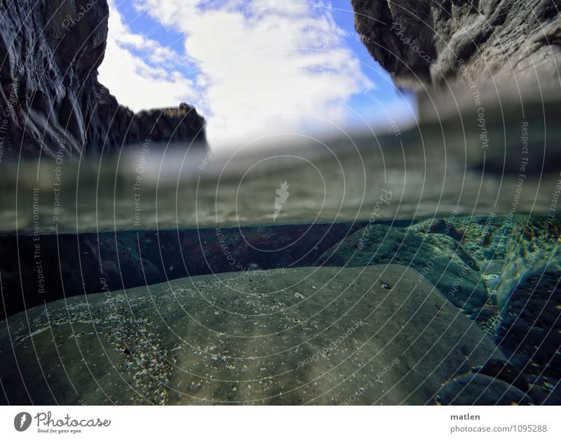 drünter und drüber Natur Landschaft Wasser Himmel Wolken Wetter Schönes Wetter Felsen Schlucht Küste Fjord Meer blau grau türkis weiß auftauchen Stein