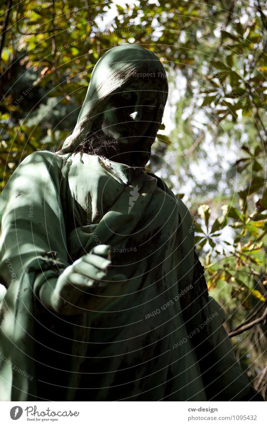 Kraft | durch Glaube Mensch feminin Junge Frau Jugendliche Erwachsene Leben 1 Skulptur Sonnenlicht Sommer Schönes Wetter Garten Park Platz Friedhof Zeichen