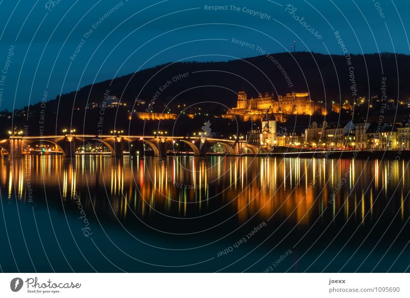 Abendlicher Blick über den Neckar auf die Schlossruine Heidelberg Städtereise Fluss Ruine Brücke Sehenswürdigkeit Denkmal alt historisch blau mehrfarbig schwarz