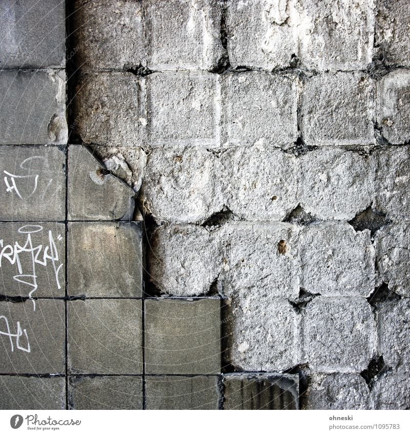 Zahn der Zeit Mauer Wand Fassade Fliesen u. Kacheln Stein Schriftzeichen Graffiti trist Stadt grau Farbfoto Gedeckte Farben Außenaufnahme abstrakt Muster