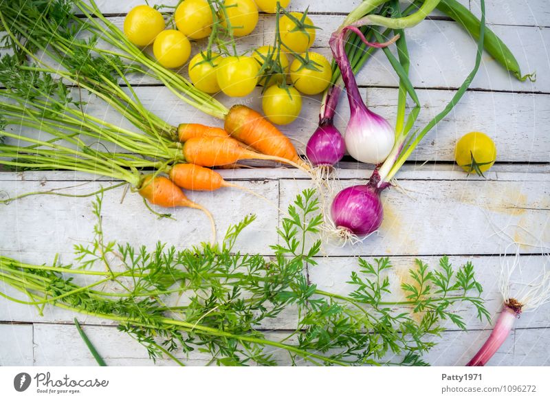 Frisches Gemüse auf rustikalem Holzhintergrund Lebensmittel Möhre Zwiebel Tomate Ernährung Bioprodukte Vegetarische Ernährung frisch Gesundheit gelb grün orange