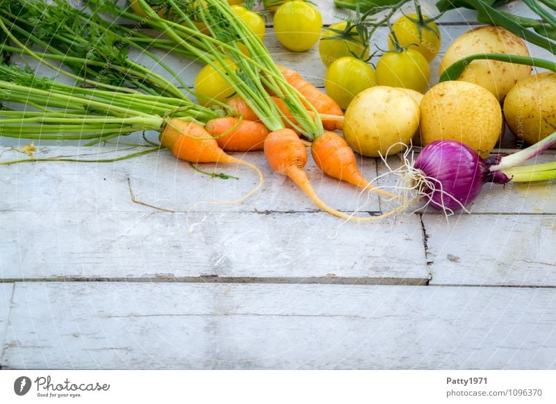 frisches Gemüse Lebensmittel Möhre Kartoffeln Tomate Zwiebel Ernährung Bioprodukte Vegetarische Ernährung Gesundheit gelb grün orange genießen Farbfoto