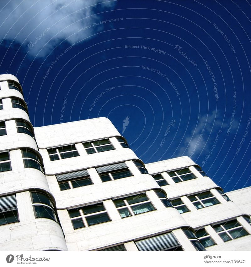 skywave Gebäude Haus Bauwerk wellig Wellen geschwungen Fassade Fenster Jalousie Wolken schlechtes Wetter modern Himmel Baustelle blau Berlin Architektur