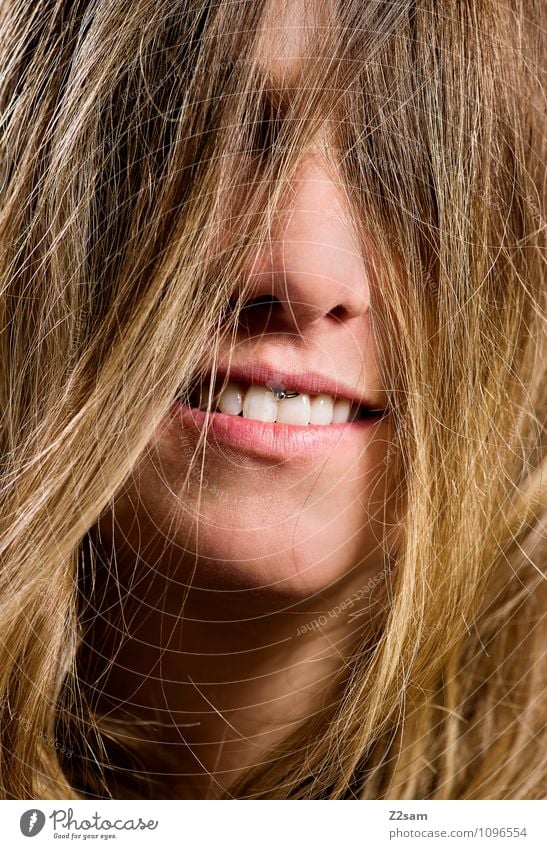 Headbanging Lifestyle Stil schön Haare & Frisuren Gesicht feminin Junge Frau Jugendliche 18-30 Jahre Erwachsene Piercing brünett langhaarig Lächeln lachen