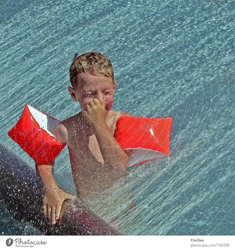 Augen zu und durch Schwimmhilfe geschlossene Augen Sommer Schwimmbad Ferien & Urlaub & Reisen Erfrischung Spielen kalt nass Allgäu Freude Wasser Wassefall Junge