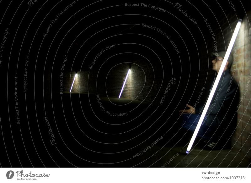 Lichtgestalt Lifestyle Stil Erholung ruhig Meditation Mensch maskulin Junger Mann Jugendliche Erwachsene Leben 1 18-30 Jahre 30-45 Jahre leuchten sitzen kalt