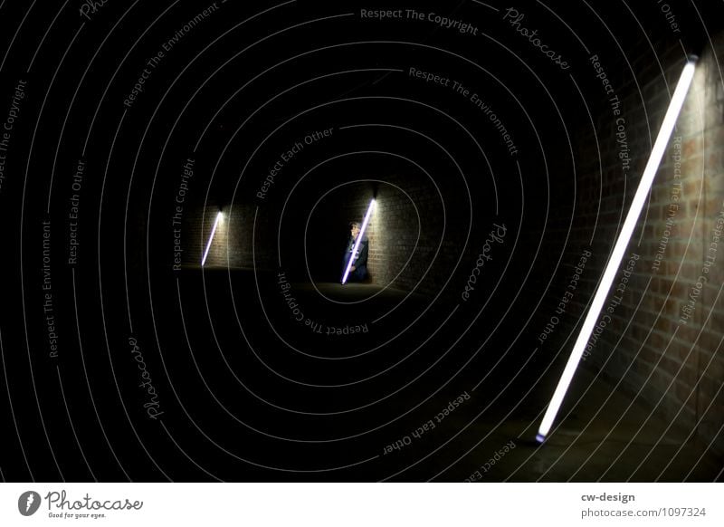 Lichtgestalt Mensch maskulin Junger Mann Jugendliche Erwachsene Leben 1 18-30 Jahre 30-45 Jahre Kunst Künstler Ausstellung Jugendkultur Mauer Wand Fassade