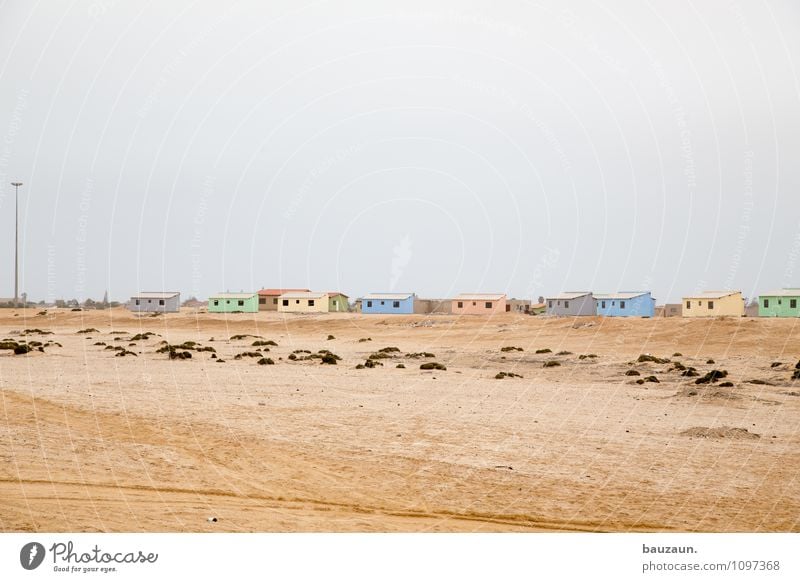 neubauprojekt. Ferien & Urlaub & Reisen Tourismus Handwerker Baustelle Erde Sand Himmel Wolken Klima Wetter Wüste Namibia Afrika Kleinstadt Haus Hütte Bauwerk