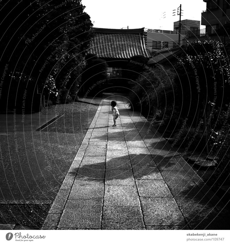 a boy Yanaka Friedhof Schwarzweißfoto child black white b/w nostalgic shrine trist