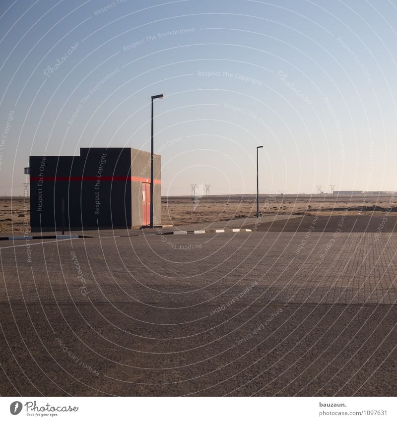 swakop. Handwerker Baustelle Erde Sand Himmel Wolkenloser Himmel Schönes Wetter Wüste Swakopmund Namibia Afrika Stadtrand Haus Bauwerk Gebäude Mauer Wand